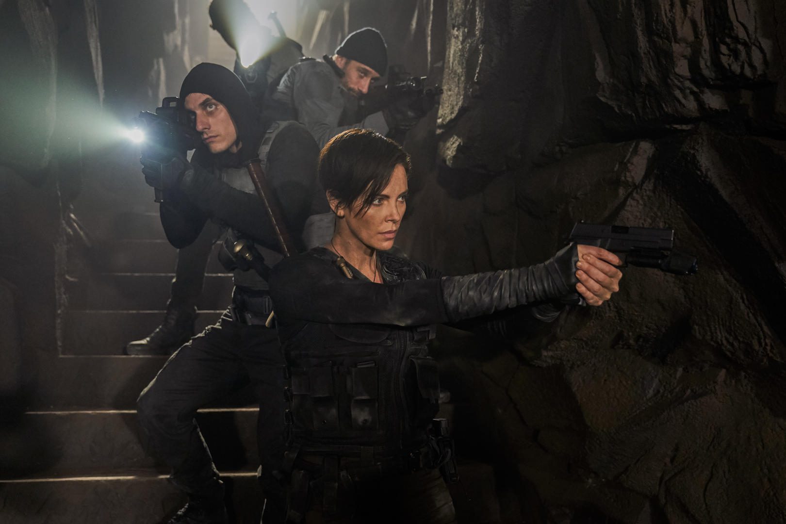 charlize theron em the old guard netflix