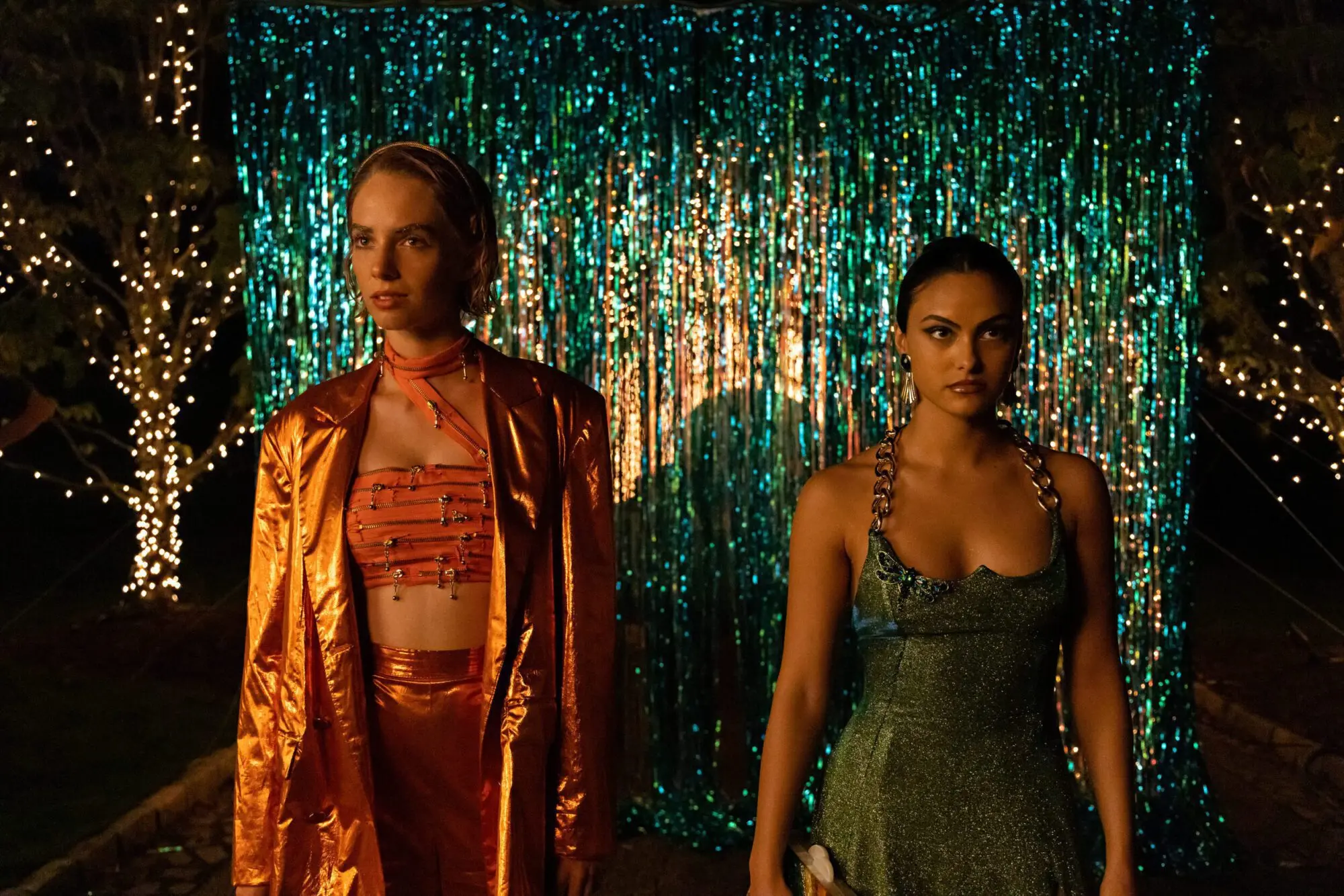 Maya Hawke e Camila Mendes protagonizam o novo filme da Netflix, Justiceiras. 