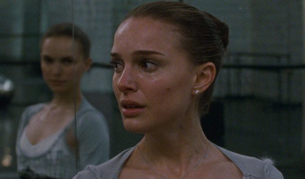Natalie Portman como Nina em "Cisne Negro", numa cena de espelhos que caracteriza sua psicose de dissociação.