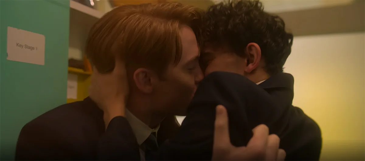 Nick (Kit Connor) e Charlie (Joe Locke) se beijando, em Heartstopper.