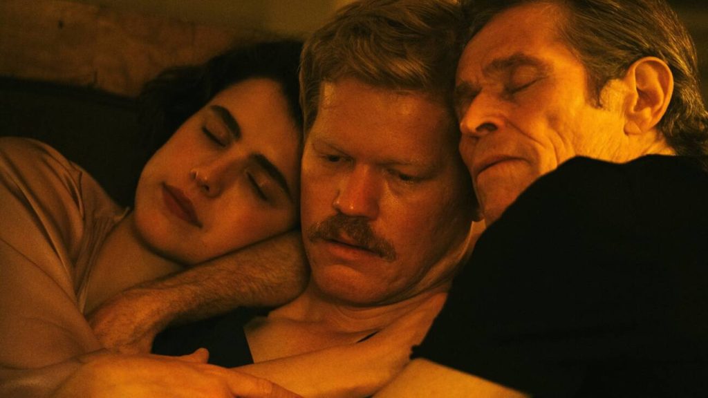 Margaret Qualley, Jesse Plemons e Willem Dafoe em "Tipos de Gentileza"