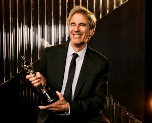 Walter Salles recebe estatueta por Ainda Estou Aqui, ganhador do oscar de Melhor Filme Internacional